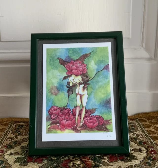 Illustration encadrée d'une silhouette végétale à tête de pivoine rose sur fond aquarelle vert et bleu