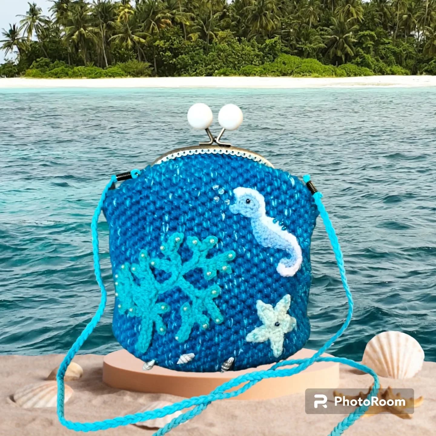 Sac bleu au crochet avec fermoir rétro à boules blanches, broderies d'hippocampe, corail et étoile de mer