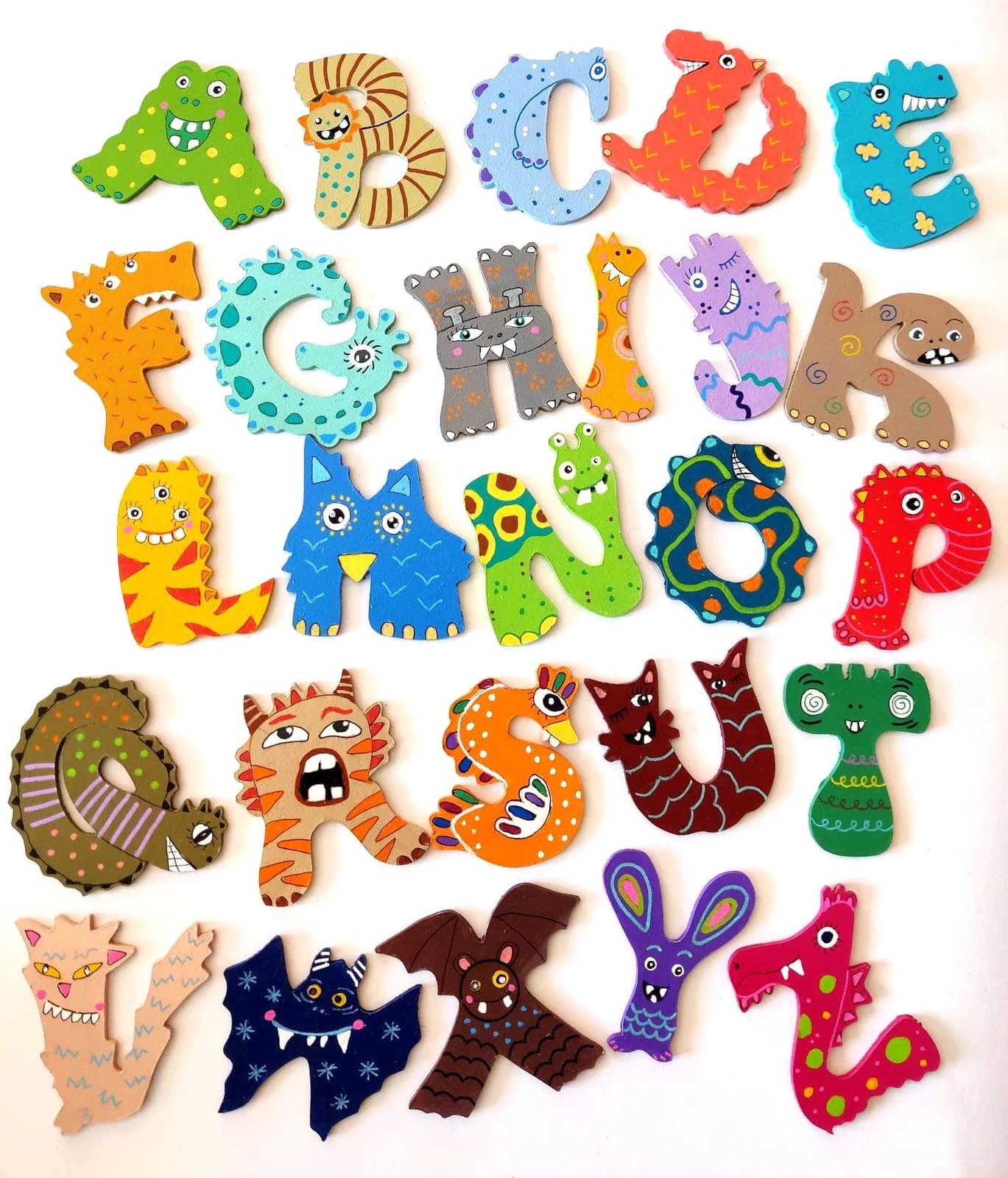 Alphabet complet de A à Z en lettres de bois découpées et peintes en monstres colorés